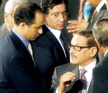 جمال مبارك والامين العام للحزب الوطني الحاكم في مصر صفوت الشريف