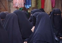 للمرأة اليمنية عدة أسباب لارتداء النقاب