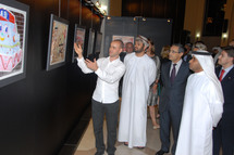السفير الفرنسي والعامري يتأملان لوحات المعرض