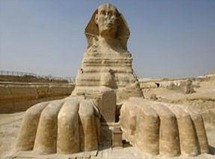 تمثال أبو الهول الرابض أمام هرم خفرع