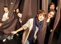 تلاميذ بمدرسة ثانوية المانية يشاركون في مشروع هكذا تعيشون المسرحي