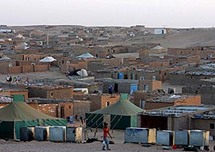 اقام الاف السكان مخيم العيون احتجاجا على تدهور ظروفهم المعيشية اقام الاف السكان مخيم العيون احتجاجا على تدهور ظروفهم المعيشية