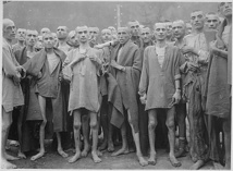 معتقلون يهود في معسكر اوشفيتز