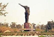 تمثال مقطوع الرأس للرئيس العراقي الراحل صدام حسين