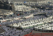 بحر من خيام وعشرات الفرق الأمنية و2087 كاميرا لتأمين حجاج بيت الله الحرام في يوم التروية بحر من خيام وعشرات الفرق الأمنية و2087 كاميرا لتأمين حجاج بيت الله الحرام في يوم التروية
