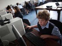 تلاميذ داخل غرفة الكمبيوتر بمدرسة سانت جورج الانجليزية فى مدينة كولونيا بألمانيا
