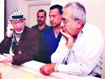 ياسر عرفات ويظهر خلفه في الصورة حارسه الشخصي ياسر عرفات ويظهر خلفه في الصورة حارسه الشخصي