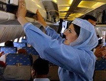 سيدة أفغانية تعمل مضيفة طائرة
