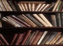 الكتب باللغة العربية وقد نُهبت من بيوت ومكتبات السكان الفلسطينيين