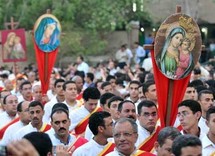يشارك في هذه الاحتفالات المسلمون والمسيحيون يشارك في هذه الاحتفالات المسلمون والمسيحيون