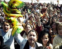 يطالب الاكراد بالاعتراف بلغتهم وثقافتهم وحقوقهم السياسية وينفون اي اهداف انفصالية