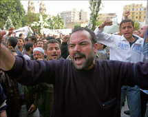 الشرطة المصرية تلقي القبض على عشرات المسلمين والأقباط في أعقاب مصادمات