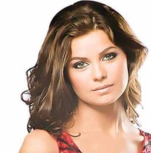يسرا اللوزي بطلة الفيلم يسرا اللوزي بطلة الفيلم