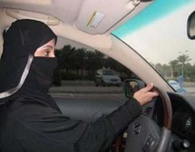 الشابة التي كانت تقود السيارة في منتصف العقد الثاني من عمرها الشابة التي كانت تقود السيارة في منتصف العقد الثاني من عمرها