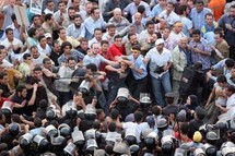 صدامات عنيفة في عدة محافظات مصرية بين انصار الاخوان والامن