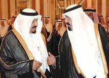 العاهل السعودي عبد الله بن عبدالعزيز الى جانب ولي العهد العاهل السعودي عبد الله بن عبدالعزيز الى جانب ولي العهد