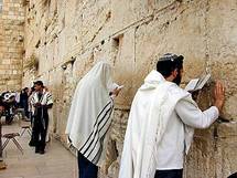 حائط البراق المعروف عند اليهود بحائط المبكى