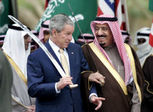بوش وامير منطقة الرياض أثناء زيارة الاول للسعودية