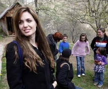 اجبرت الاحتجاجات جولي على تصوير أغلب لقطات الفيلم في المجر