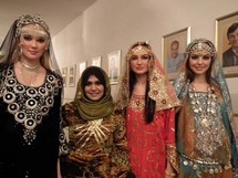 مصممة الازياء أنيسة الزدجالي مع بعض العارضات الواتي يعرضن تصاميمها مصممة الازياء أنيسة الزدجالي مع بعض العارضات الواتي يعرضن تصاميمها
