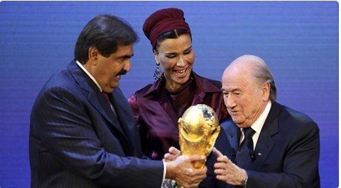 دموع فرح بشوارع الدوحة في أستقبال الوفد الفائز بإستضافة أول بطولة لكأس العالم في المنطقة