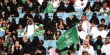 لاول مرة ...مشجعة سعودية تتولى قيادة وتنظيم مدرج العائلات