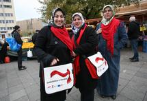 امهات الحي بالشارة الحمراء وابتسامة الثقة