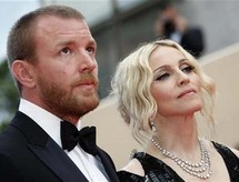 مادونا وزوجها المخرج السينمائي البريطاني جاي ريتشي مادونا وزوجها المخرج السينمائي البريطاني جاي ريتشي