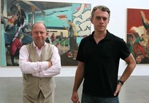 الفنان الألماني نيو راوش يمين يقف أمام إحدى لوحاته في قاعة فنون إيجين الفنية