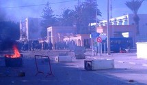 تونس : اشتباكات بين مواطنين وقوات الامن في سيدي بوزيد بعد اقدام شاب على حرق نفسه تونس : اشتباكات بين مواطنين وقوات الامن في سيدي بوزيد بعد اقدام شاب على حرق نفسه