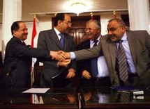 العراق ينتقل من الانظمة الدكتاتورية الشمولية الى نظام ديموقراطي العراق ينتقل من الانظمة الدكتاتورية الشمولية الى نظام ديموقراطي