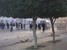اثار الاشتباكات الدامية في كل مكان في بوزيان وسيدي بوزيد اثار الاشتباكات الدامية في كل مكان في بوزيان وسيدي بوزيد