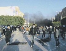 تشهد ولاية سيدي بوزيد التونسية اضطرابات اجتماعية منذ اكثر من اسبوع على خلفية بطالة كثيفة تشهد ولاية سيدي بوزيد التونسية اضطرابات اجتماعية منذ اكثر من اسبوع على خلفية بطالة كثيفة