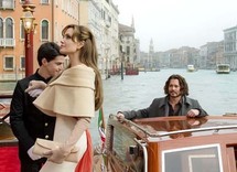 مشهد من فيلم ذا توريست بطولة انجيلينا جولي وجوني ديب