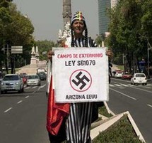 متظاهرة تحمل لافتة الصليب المعقوف النازي اثناء تظاهرها ضد تشريع ولاية أريزونا المضاد للهجرة
