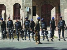 عناصر من الشرطة اليمنية أمام مبنى البرلمان عناصر من الشرطة اليمنية أمام مبنى البرلمان