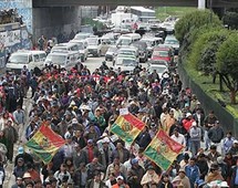 أصيب ما لا يقل عن 15 شرطيا واعتقل 30 متظاهرا في احتجاجات بشوارع العاصمة البوليفية أصيب ما لا يقل عن 15 شرطيا واعتقل 30 متظاهرا في احتجاجات بشوارع العاصمة البوليفية