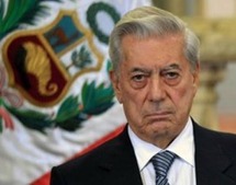 ماريو فارغاس يوسا الفائز بجائزة نوبل للآداب لعام 2010 .