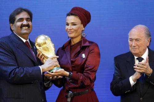 جوزيف بلاتر مع أمير قطر وعقيلته أثناء الإعلان عن فوزقطر باستضافة المونديال