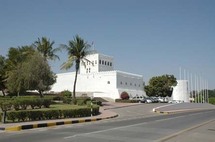 قلعة صحار تقف شامخة بالقرب من شاطئ بحر عمان