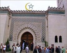 أثار فيديو على الإنترنت يصور ما قام به الرجل غضب المسلمين الفرنسيين