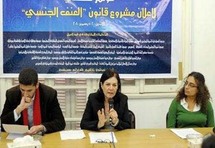 في الوسط نولة درويش رئيسة مؤسسة المرأة الجديدة