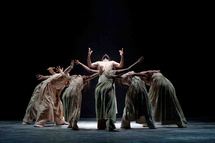 مشهد من الرقص العمودي لاكرم خان