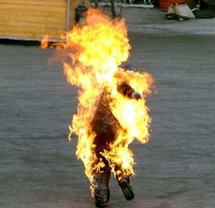 أشعل البوعزيزي النار بنفسه مطلقا شرارة الثورة التي أسقطت رأس النظام أشعل البوعزيزي النار بنفسه مطلقا شرارة الثورة التي أسقطت رأس النظام