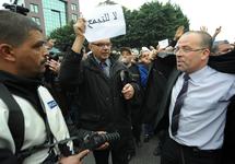 قافلة التحرير تواصل سيرها بإتجاه العاصمة وكندا تعتبر عائلة المخلوع غير مرحب بها قافلة التحرير تواصل سيرها بإتجاه العاصمة وكندا تعتبر عائلة المخلوع غير مرحب بها