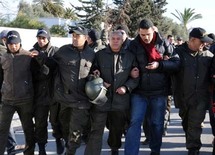 انطلقت القافلة من سيدي بوزيد باتجاه تونس مرورا بالقيروان انطلقت القافلة من سيدي بوزيد باتجاه تونس مرورا بالقيروان