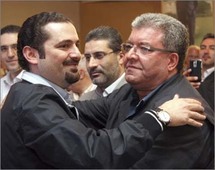 النائب اللبناني نهاد المشنوق معانقاً سعد الحريري النائب اللبناني نهاد المشنوق معانقاً سعد الحريري