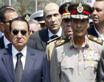 مبارك وقائد الجيش المصري المشير حسين طنطاوي