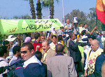 اطلقت الشرطة القنابل المسيلة للدموع والرصاص المطاطي وخراطيم المياه لتفريق مئات المتظاهرين اطلقت الشرطة القنابل المسيلة للدموع والرصاص المطاطي وخراطيم المياه لتفريق مئات المتظاهرين