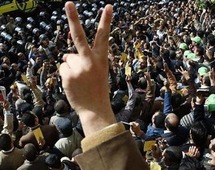 متظاهرون في ميدان التحرير القاهري متظاهرون في ميدان التحرير القاهري
